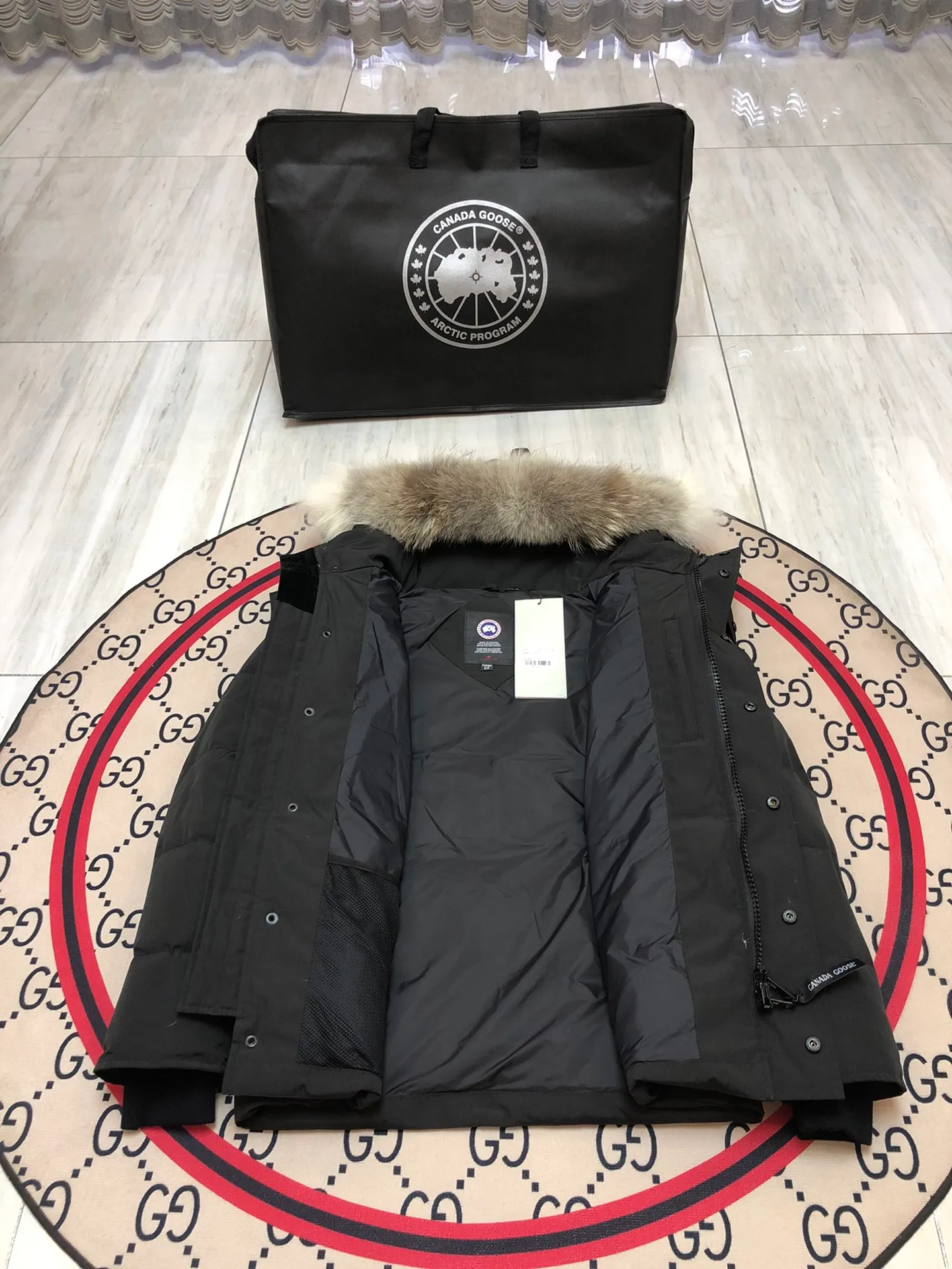 P800 Canada Goose Wyndham Parka has 29 styles for men and women. The hood and fur collar are detachable. My personal favorite is simple and elegant. It is clean and tidy. All Arctic and Antarctic scientific expedition teams choose Canada Goose as their cold wear. It is the Rolls-Royce of down jackets. ➖ Industry-leading anti-counterfeiting chip sensing. ➖ Imported Behringer embroidery machines and customized embroidery labels, the highest level and industry leading. ➖ Imported Korean 21-count polyester-cotton blended original fabric, TC85 waterproof coated fabric, water-repellent, windproof and wear-resistant. ➖ The new national standard 80 white duck down is filled with an average of 520 grams of down. The amount of down filled is industry-leading. ➖ 100% nylon lining with double double-layer sealing design to prevent velvet running, and seamless thread design on the cuffs! ➖ Western Canadian Green Wolf Collar. ➖ Yoshida YKK provides original factory-customized electroplated sliders. YKK two-way lockable zippers are tight and smooth and do not peel off paint. ➖ 3M composite Velcro is durable and the accessories and hardware are all custom-made. Note: Our copywriting is only simple and clear. Instead of bragging about the copywriting, it is better to compare and understand with samples. Only for the purest goose, the most dedicated, the most professional, the highest quality, the highest cost performance! SIZE:S-XXL [With size chart]